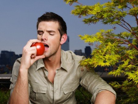 Nam giới ăn táo giúp duy trì khả năng đàn ông